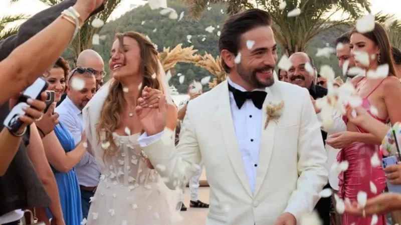 Ahmet Kural'dan Bebek Müjdesi! İşte Mutlu Aile Pozu