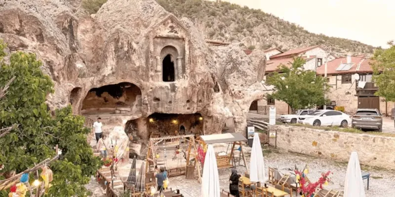 3 bin yıllık kaya mezara kafe açtılar! Frigler böyle zulüm görmedi