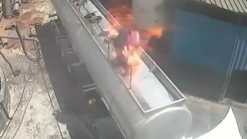 Ağzında sigara ile açtığı tanker kapağı bomba gibi patladı!