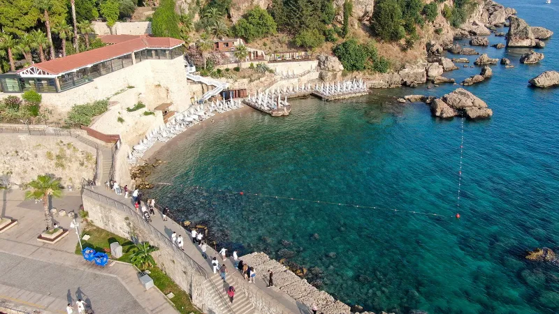 Antalya'daki plaj tadilat gerekçesiyle kapatıldı