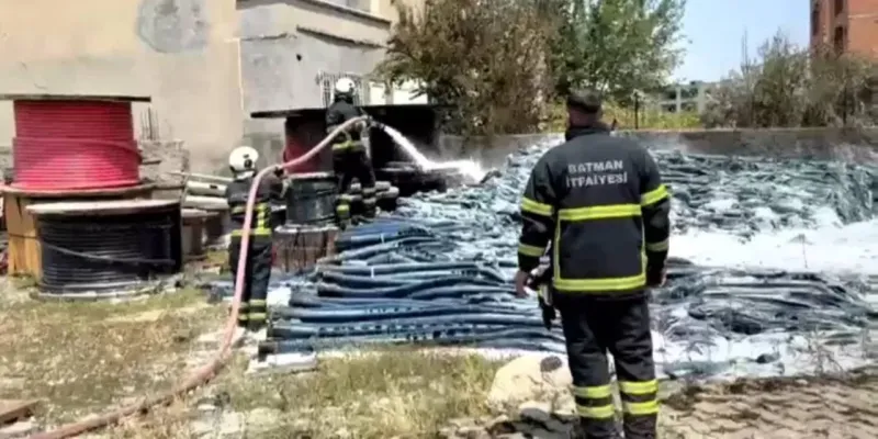 Batman'da Şantiye Yangını! Alevler İçinde Kalan Kablolar