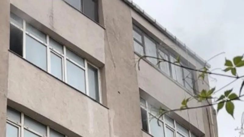 Beyoğlu'da 6 katlı binada yangın paniği!