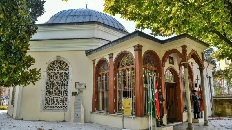 CHP'li Bursa belediyesinden skandal sergi: Ecdada yapılan saygısızlığa tepki yağdı!