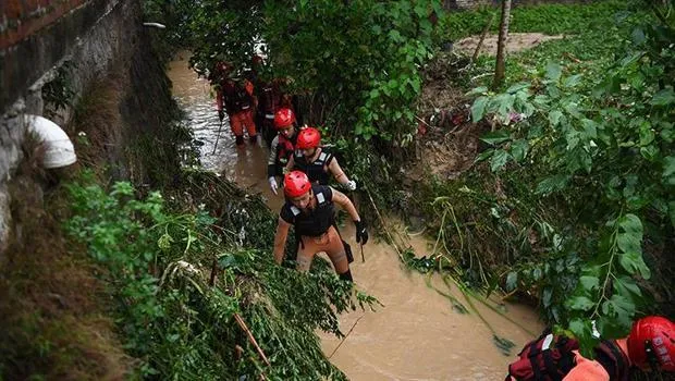 Çin'de heyelan: 10 kişi mahsur kaldı