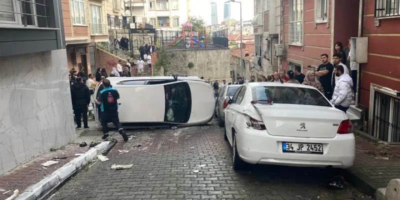 Çocuklarını okula götürüyordu: Kağıthane'de freni boşalan otomobil ortalığı savaş alanına çevirdi