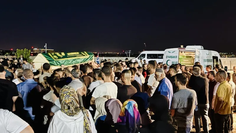 Diyarbakır'da Yürek Yakan Yangın: Anne ve 3 Çocuğu Toprağa Verildi!