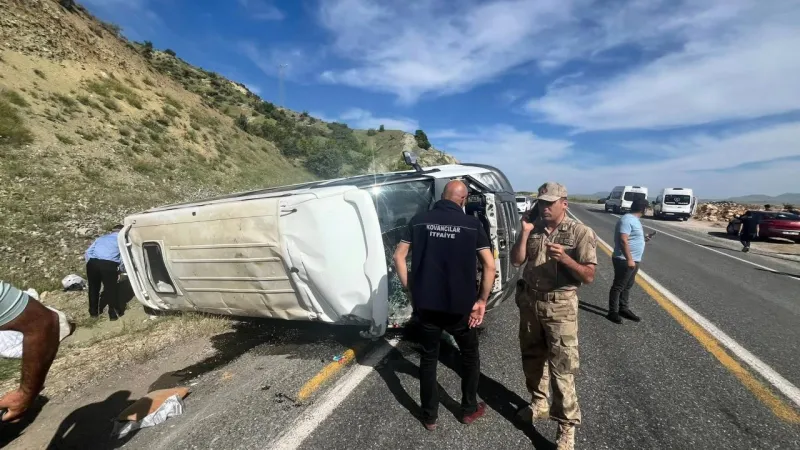 Elazığ'da yolcu minibüsü takla attı