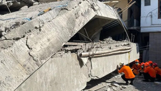 Endonezya'da Okul Faciası! 54 Öğrenci Enkaz Altında Can Verdi