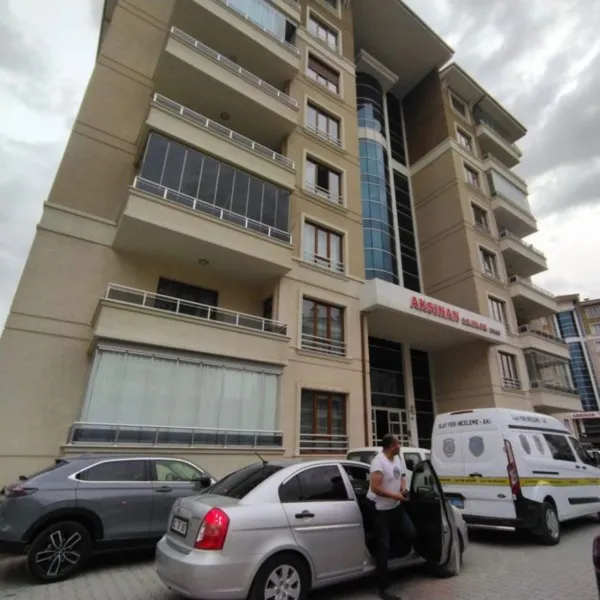 Eşini öldürüp, ihbar etti, başında bekledi