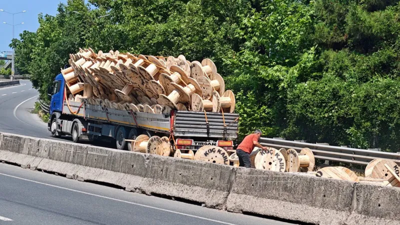 Kocaeli'nde Dehşet! Tırdan Saçılan Makaralar Facia mı Getirecekti?