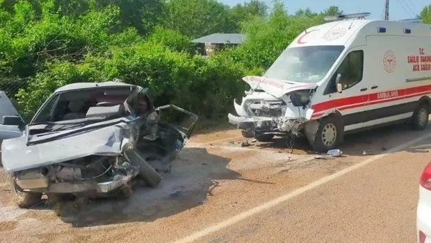 Feci kaza! Ambulans ile otomobil çarpıştı: 1 ölü, 3 yaralı