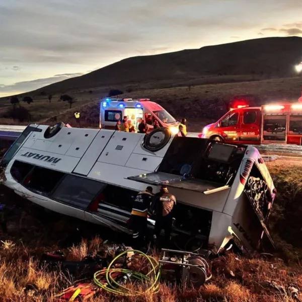 Feci kaza! Yolcu otobüsü devrildi