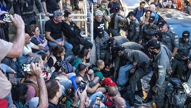 Gazze'deki İsrailli esirlerin geri getirilmesini isteyen protestocular Netanyahu'nun partisi Likud'un merkezini bastı