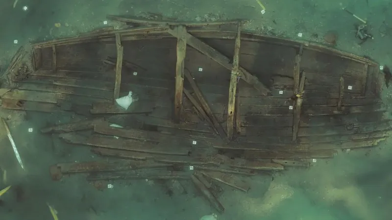 Güney Kore'nin batı kıyısında 600 yıllık kargo gemisi gün yüzüne çıkarıldı