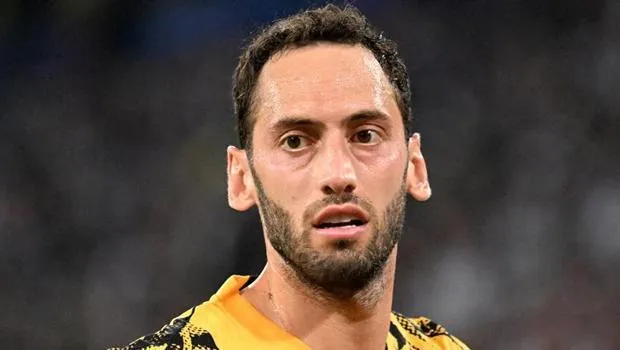 Hakan Çalhanoğlu Galatasaray'a mı? Babasından Bomba Paylaşım!