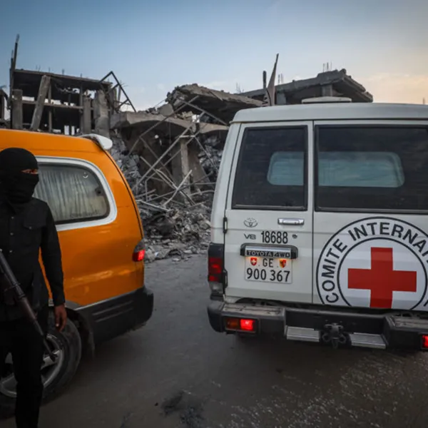 Hamas bir esirin cenazesini teslim etti