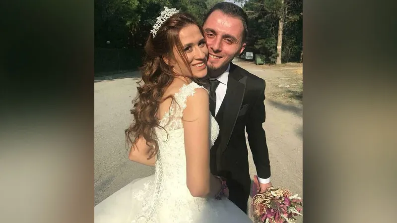 İhmal iddiası, genç çifti hayattan kopardı: Dekoratif kemerin altında kalarak ölen anne baba, birbirinin çocukluk aşkıymış