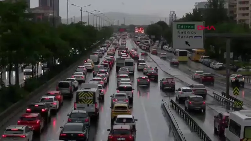 İstanbul'da haftanın ilk gününde trafikte yoğunluk yüzde 80 olarak ölçüldü