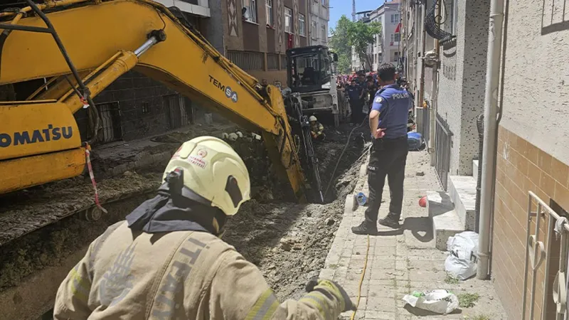 İstanbul'da yol çöktü! Bir işçi göçük altında