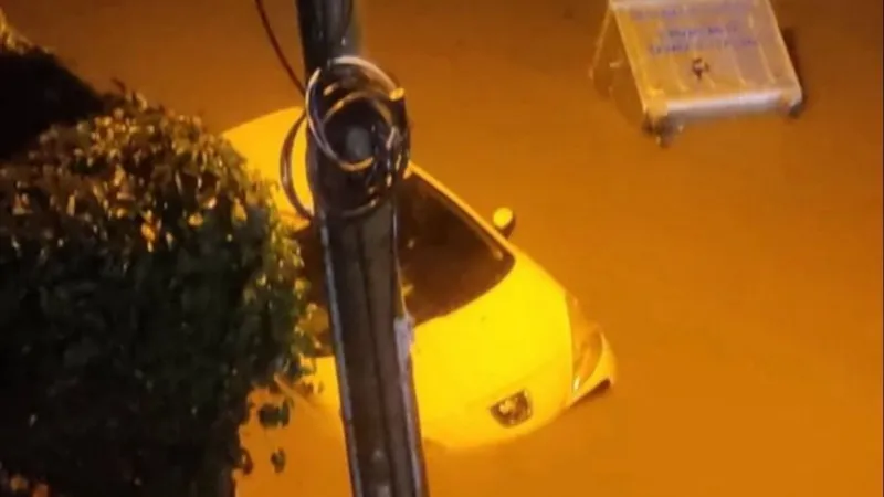 İzmir ve Manisa'da sağanak yağış! Ev ve iş yerlerini su bastı