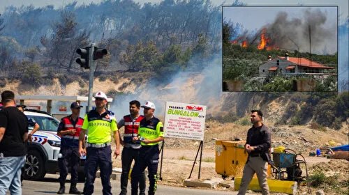 İzmir'in Foça ilçesinde çıkan orman yangınına müdahale ediliyor
