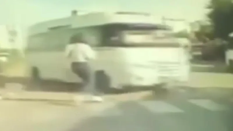 Adana'da Ölümden Dönüş! Minibüs Dehşeti Kamerada