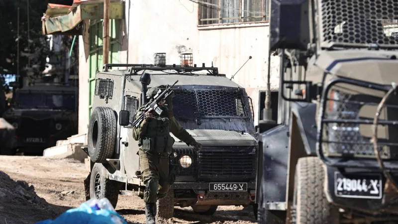 Katil İsrail askerleri bir çocuğa askeri araçla çarptı