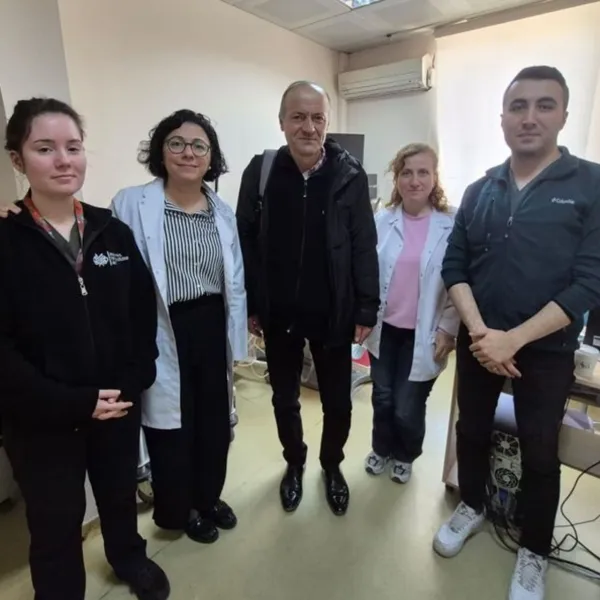Kemiğe implante edilen cihazla yeniden duymaya başladı