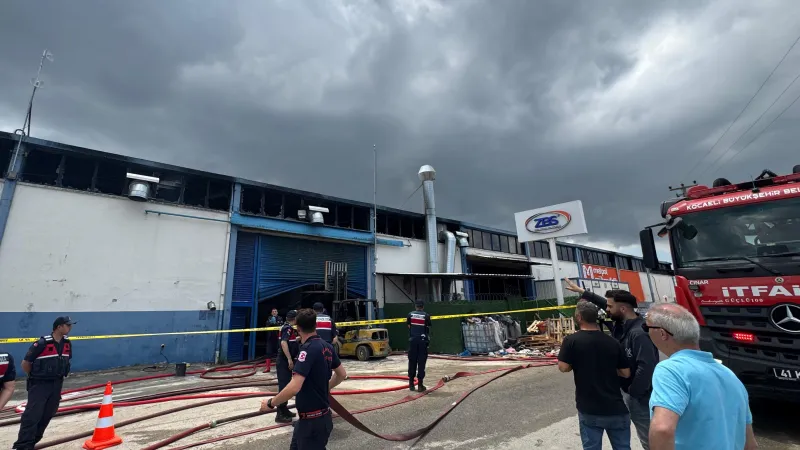 Kocaeli'de boya fabrikasında çıkan yangın kontrol altına alındı