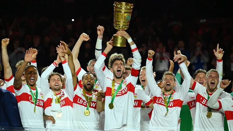 Milli futbolcu Atakan Karazor'un takımı Stuttgart, Almanya Kupası'nı kazandı