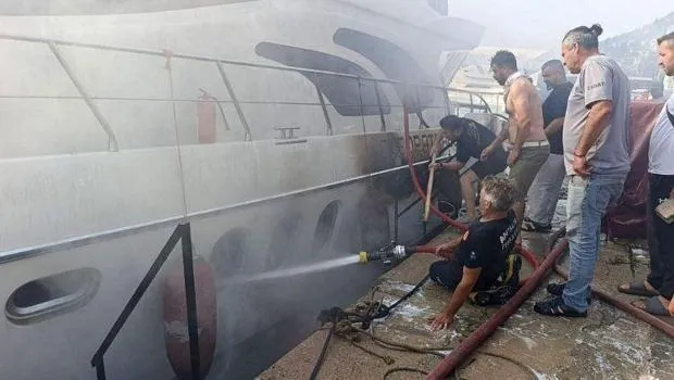 Lüks Tekne Alevlere Teslim! Antalya'da Milyonluk Yangın Faciası!