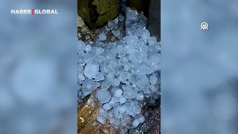 Mısır'ın İskenderiye kentinde şiddetli yağmur ve dolu etkili oldu