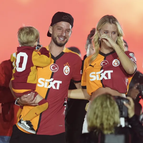 Muslera ve Mertens'ten taraftarlara veda!
