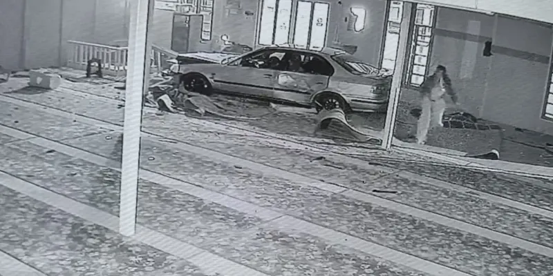 Camiye Araba Daldı! Kocaeli'de Şok Eden Kaza