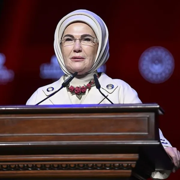 Emine Erdoğan'dan Ebeler Günü Mesajı: Kahramanlar!