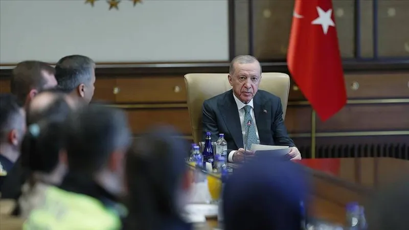 Erdoğan'dan AK Partili Vekillere Kritik Uyarı: Sahayı Boş Bırakmayın!