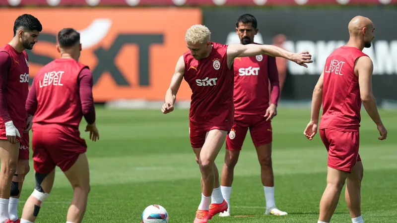 Galatasaray Trabzon'a Uçtu! İşte Derbi Kadrosu ve Sürpriz İsimler