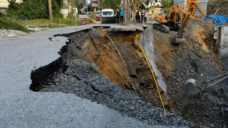 Gaziosmanpaşa'da Korkutan Çökme! Yol Neden Bir Anda Göçtü?