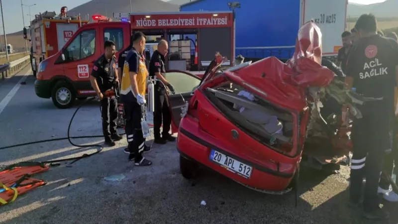 Niğde'de Feci Kaza: Otoyol Kan Gölü! 2 Ölü, 3 Yaralı