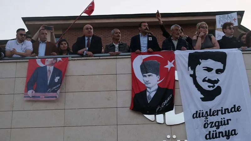 Öğrenciler rektörlüğün önüne Ali İsmail Korkmaz'ın fotoğrafını astı
