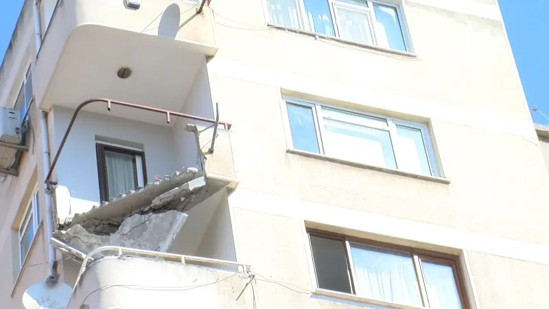 İstanbul'da Bina Faciası! 9 Katlı Binanın Balkonu Çöktü!