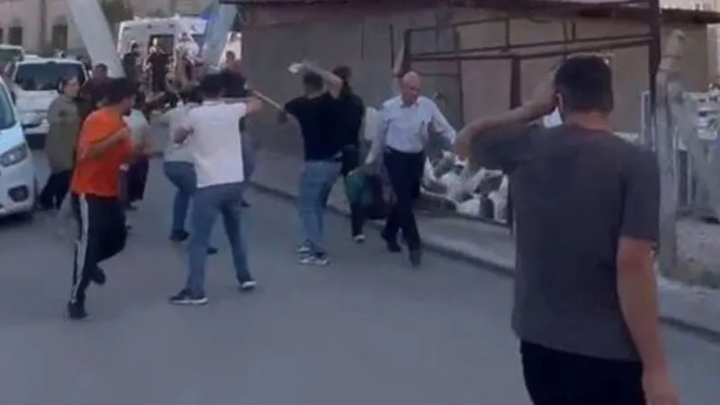 Ortalık savaş alanına döndü! Taşlı ve sopalı kavgada 6 yaralı