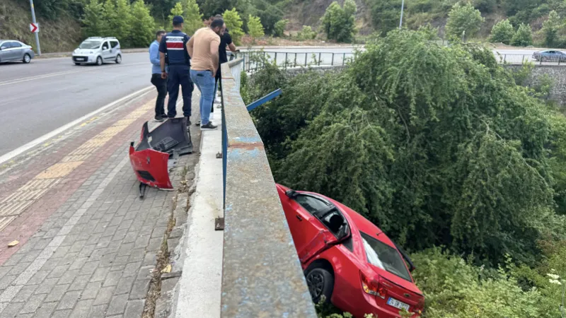 Kocaeli'de Korkunç Kaza! Otomobil Ağaçlık Alana Uçtu: 4 Yaralı