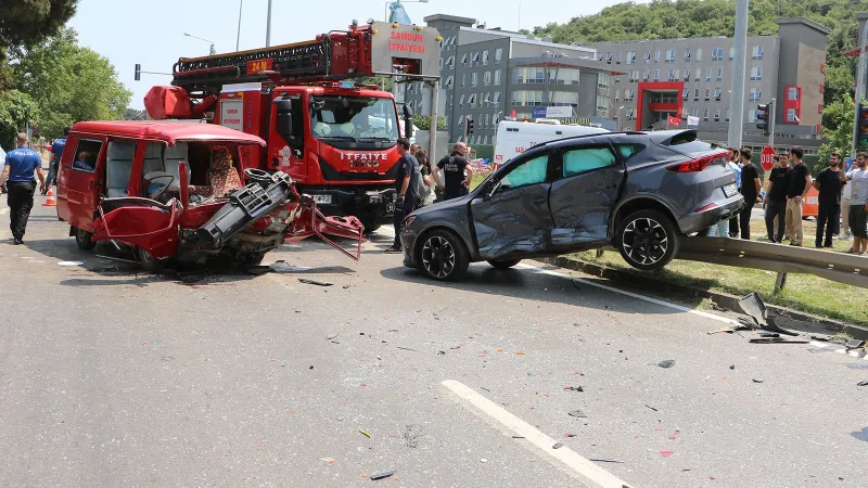 Otomobil ile minibüs çarpıştı: 2’si ağır, 6 yaralı