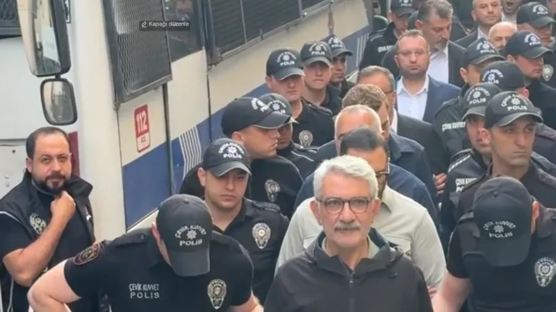 Özgür Çelik'ten sevk görüntülerine tepki: Darbe dönemini yansıtan görüntü