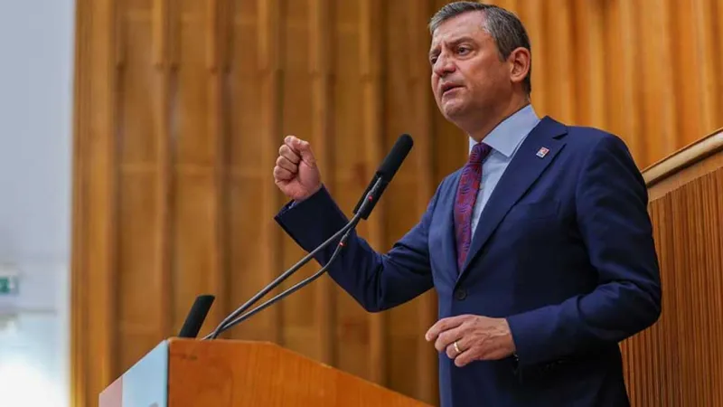 Özgür Özel kritik grup toplantısında konuşuyor
