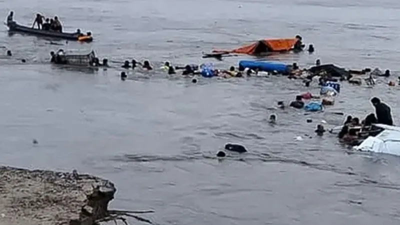 Peru'da toprak kayması sonucu batan iki yolcu teknesinde onlarca ölü ve kayıp var