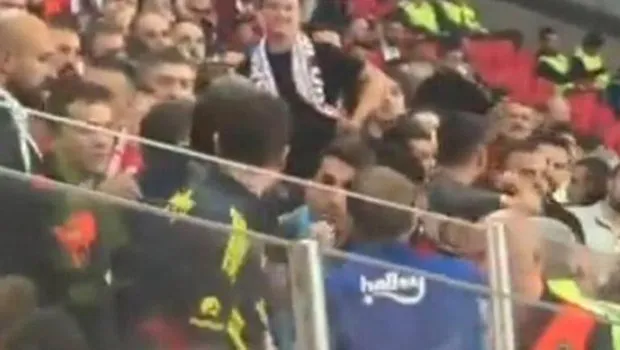 Samsunspor maçında Mert Hakan Yandaş taraftar ile tartıştı! Tribünde gergin anlar