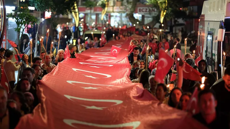 Serikte 200 metrelik bayrakla Cumhuriyet yürüyüşü