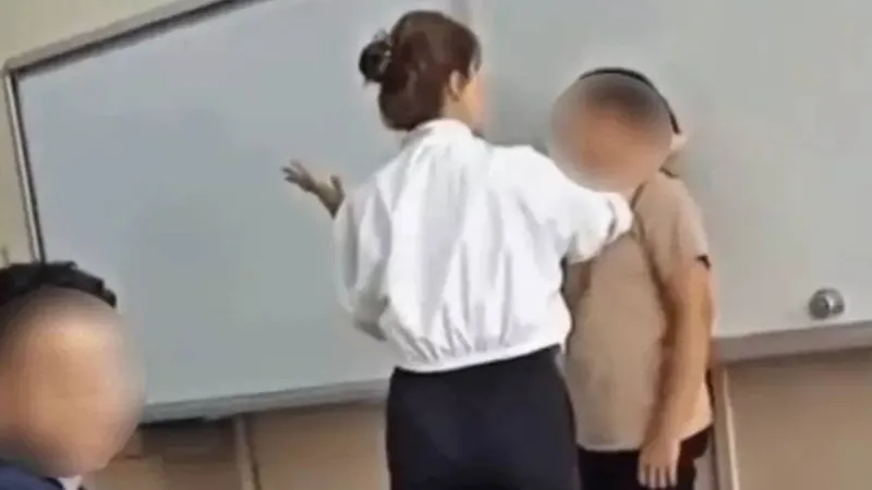 Sınıfta öğretmen skandalı! Hem dövdü hem de hakaret etti